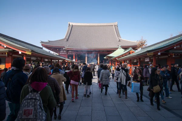 Touristen im Senso-ji-Tempel — Stockfoto