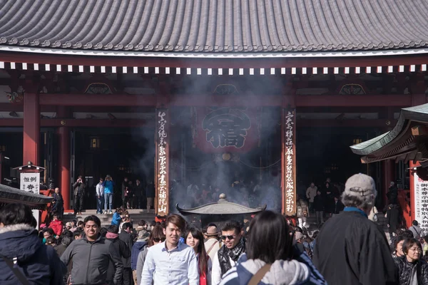 Turistas en el Templo Senso-ji — Foto de Stock