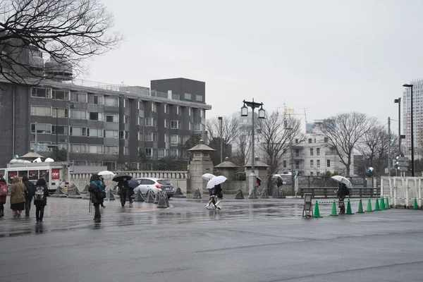 Menschen gehen in Richtung Yoyogi-Park in der Nähe von Harajuku — Stockfoto