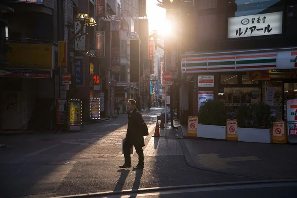 Ein Mann, der auf der Straße geht — Stockfoto