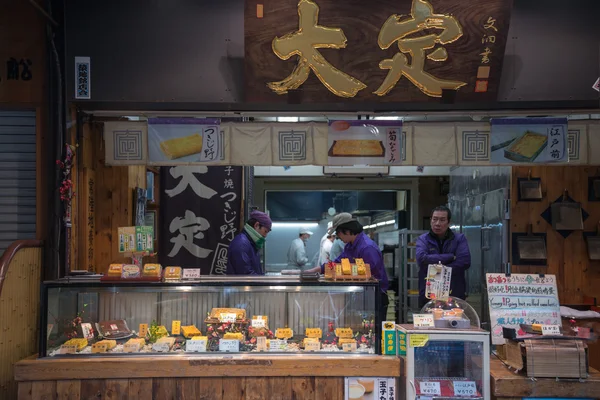 Famosas tiendas de pescado Tsukiji . —  Fotos de Stock