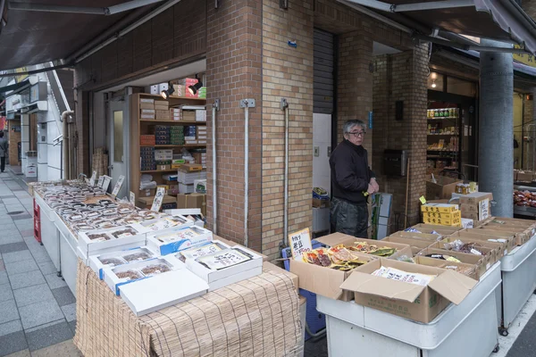 Slavný tsukiji rybí trh obchodů. — Stock fotografie