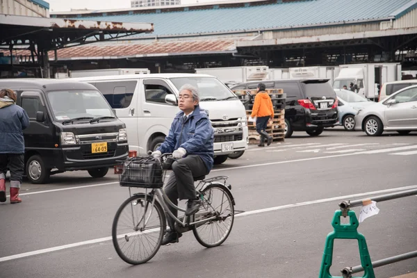 Man near Famous Tsukiji fish market — Stock Photo, Image