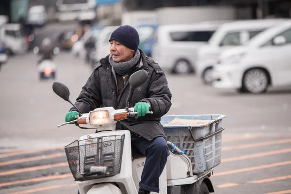 Hombre cerca del famoso mercado de pescado Tsukiji —  Fotos de Stock