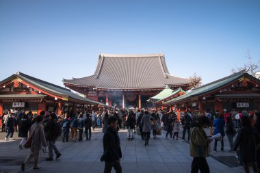 Hediyelik eşya dükkanı Senso-ji Tapınağı'nda Japon maskesi