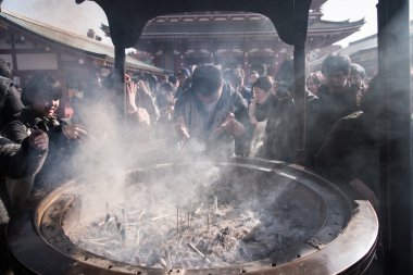 Hediyelik eşya dükkanı Senso-ji Tapınağı'nda Japon maskesi