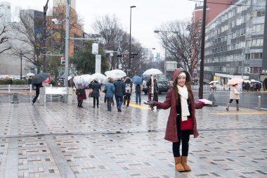 İnsanlar Harajuku Yoyogi Parkı doğru yürüyüş
