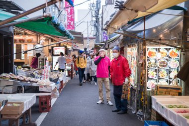 Mağazalar ünlü tsukiji Balık pazarı.