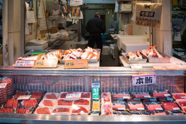 Mağazalar ünlü tsukiji Balık pazarı.