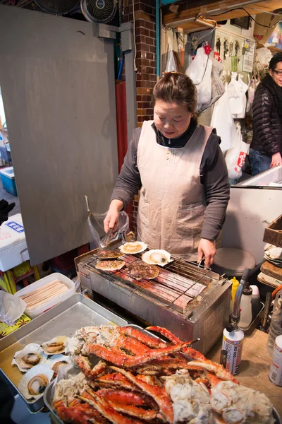 Famous Tsukiji fish market shops. — Stock Photo, Image