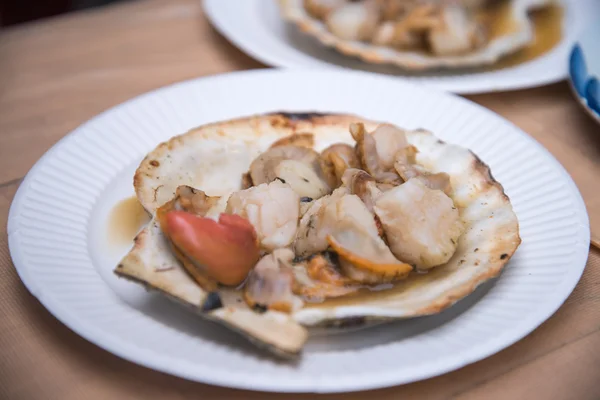 Gegrillte Jakobsmuscheln mit Butter belegt — Stockfoto