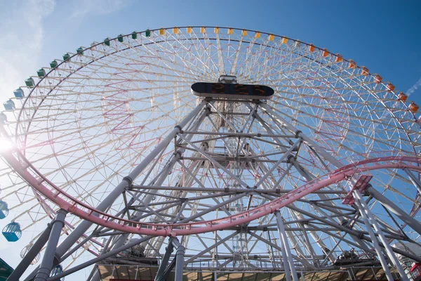 Uma grande roda gigante em Yokohama — Fotografia de Stock