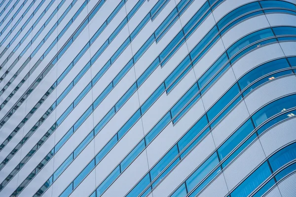 Edifício de escritórios com fachada de vidro azul — Fotografia de Stock