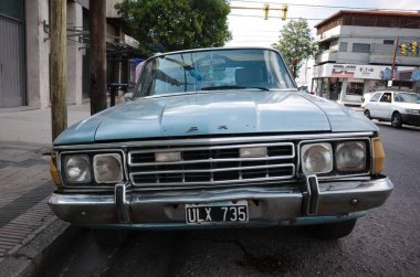 Cordoba, Arjantin - Ocak 2020: yol boyunca park etmiş eski bir eski arabanın ön manzarası. Eski Ford arabası Arjantin plakalı.