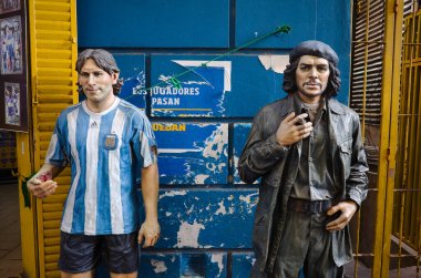 Buenos Aires, Arjantin - Ocak 2020: Ulusal takım üniforması giymiş Lionel Messi 'nin iki heykeli ve La Bombonera semti yakınlarındaki sokakta Ernesto Che Guevara