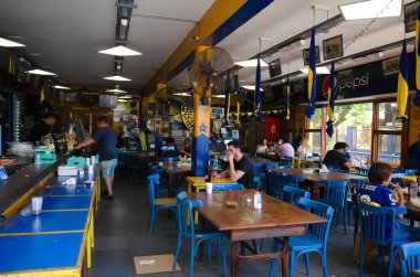 Buenos Aires, Arjantin - Ocak 2020: La Bombonera stadyumunun karşısındaki kafe - Buenos Aires 'in La Boca bölgesinde yer alan FC Boca Juniors' un ev sahibi stadyumu. La Glorieta de Quique Kafe.