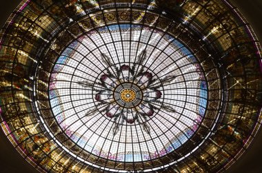Eski tarihi binada yuvarlak vitraylı tavan. Güzel dekoratif desenleri ve geometrik şekilleri olan cam boyalı tavan. Mendoza, Arjantin