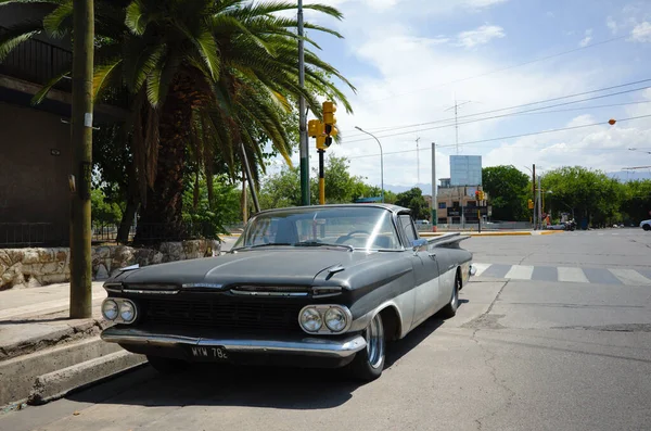 阿根廷门多萨 2020年1月 古董车在棕榈树下的街道上 经典风格的低级别轿车 — 图库照片