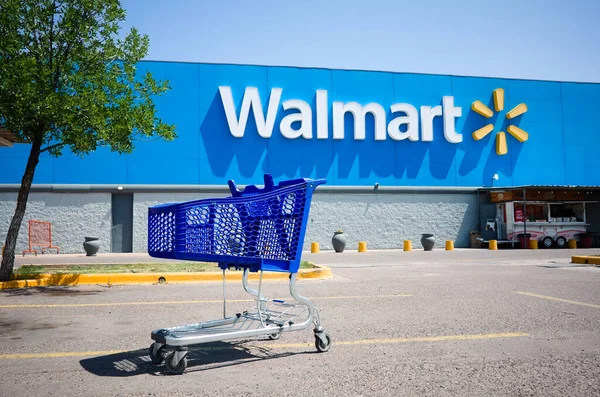 アルゼンチンのメンドーサ 2020年1月 人のいない通りのWalmartスーパーマーケットの屋外へのメイン入り口の駐車場のショッピングカート 背後に青色の背景に大きなWalmartのロゴ — ストック写真