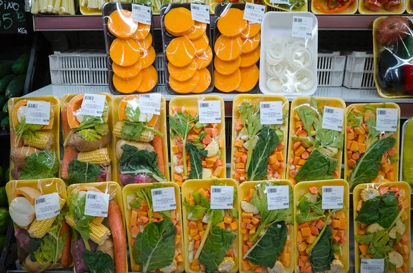 Sebzeler dilimlendi ve süpermarkette satılmak üzere salatalar halinde paketlendi. Mendoza, Arjantin