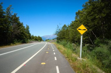 Şili 'deki otoyol boyunca yol kenarı uyarısı. İleride çukur uyarı işareti var..