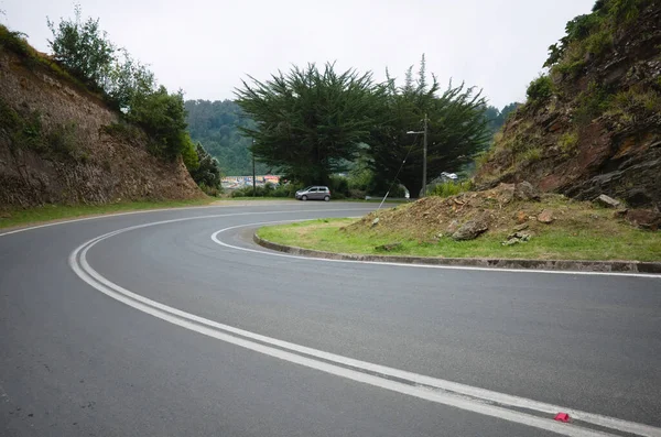 Şili 'nin Pasifik kıyısındaki küçük bir köyde boş virajlı bir yol. Bahia Mansa, Şili.