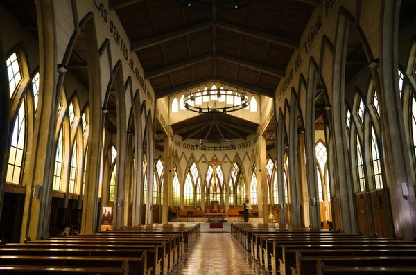 Osorno 'daki St. Matthew Katedrali' nin içinde. İçi boş banklar, sütunlar ve ortasında İsa Mesih olan Katolik kilisesi. Şili.