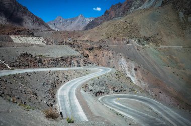 Arjantin sınırına yakın And Dağları 'ndaki viraj yolunda. Yılan yolu Caracoles Juncal, Rio Juncalillo vadisi yakınlarında. Los Andes, Şili