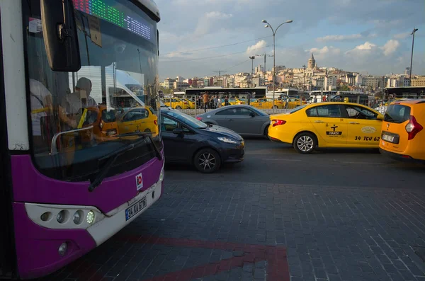 Istanbul Turquie Septembre 2018 Arrêt Bus Public Taxis Jaunes Contre — Photo