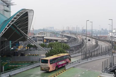 Johor Bahru, Malezya - Ağustos 2015: Johore Boğazı veya Johor Boğazı 'ndan Singapur' a köprü ile geçen kamu otobüsü