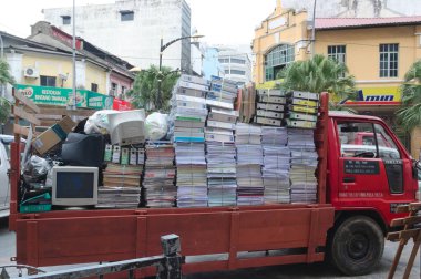 Johor Bahru, Malezya - Temmuz 2015: Kamyon dolusu kağıt yığını ve monitörler ve belgeler gibi diğer ofis eşyalarıyla