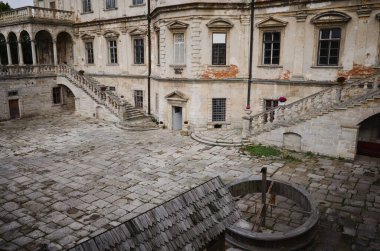 Lviv yakınlarındaki Ukrayna 'nın Pidhirtsi köyündeki antik kalenin avlu manzarası. 