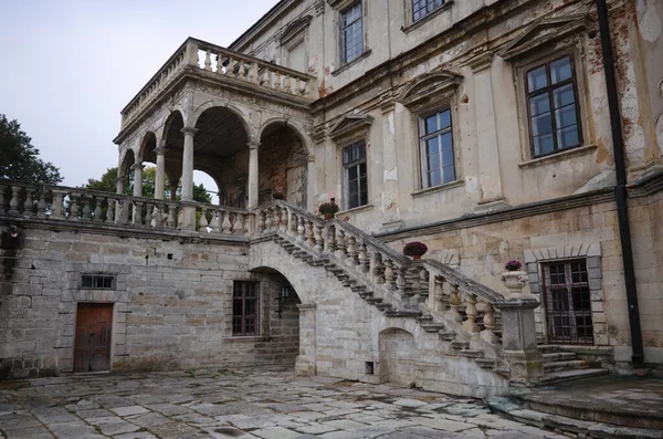Avlu manzarası, merdivenler ve Lviv yakınlarındaki Ukrayna 'nın Pidhirtsi köyündeki antik kalenin eski taş duvarları..