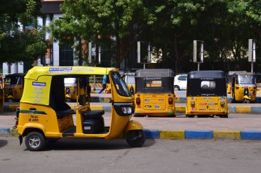 Madurai, Tamil Nadu, Hindistan - Ocak 2017: Madurai Junction tren istasyonunun önündeki otoparka park edilmiş otomobil çekçekçekçekleri. Sarı tuk-tuk taksi yolcuları bekliyor.
