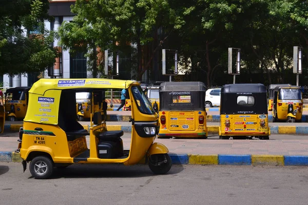 Madurai Tamil Nadu India 2017年1月 汽车人力车停放在Madurai Junction火车站前的停车场上 黄色土拨鼠的士等候抵港旅客 — 图库照片