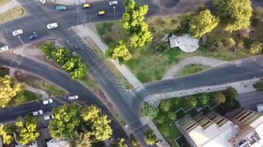 Şehir trafiği yolda. İHA 'dan yol kesişimlerine hava görüntüsü. Kuş bakışı. Santiago, Şili.
