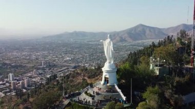 Santiago de Chile 'deki Cerro San Cristobal tepesinde Bakire Meryem' in hava aracı görüntüsü. Santiago şehir manzarası ve And Dağları çevresi. Panoramik manzara. Şili
