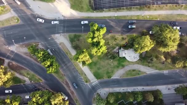 城市的交通在路上 从无人飞机到公路交叉口的空中景观 鸟瞰全景 智利圣地亚哥 — 图库视频影像