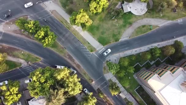 Stadtverkehr Auf Der Straße Luftaufnahme Von Drohnen Straßenkreuzungen Vogelperspektive Santiago — Stockvideo