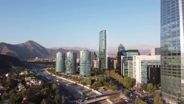 智利圣地亚哥Providencia县城市天际线的空中景观 商业区和金融区摩天大楼的城市景观和里约马波乔景观 — 图库视频影像