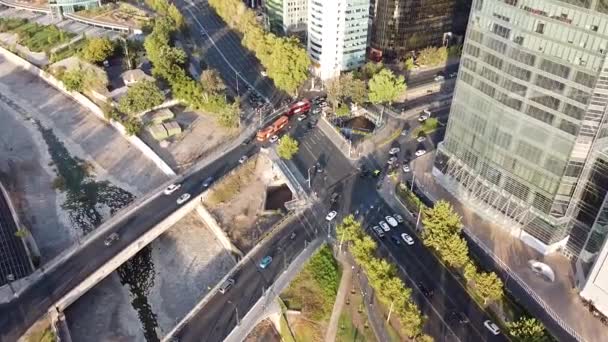 Luftaufnahme Des Straßenverkehrs Straßenkreuzungen Und Ansicht Der Stadtsilhouette Gemeindebezirk Providencia — Stockvideo