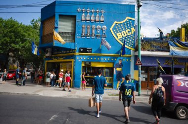 Buenos Aires, Arjantin - Ocak 2020: Boca Juniors takımının taraftarları La Bombonera Stadyumu 'nun yakınındaki caddenin karşısına geçtiler.
