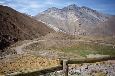And Dağları, yürüyüş yolları ve kayalık dağlarla çevrili. Aconcagua il parkı, Mendoza ili, Arjantin