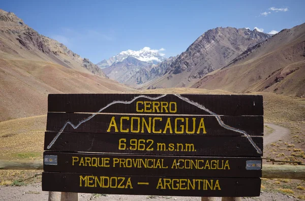 Aconcagua Tepesi 'ne ve Aconcagua Ulusal Parkı veya Provoncial Park, Andes Dağları, Arjantin manzarasına yönelik tahta bilgi panosu