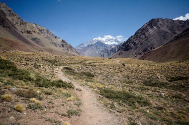 Andes Dağları 'nın manzarası. İnsansız yürüyüş yolu ve Aconcagua Tepesi manzarası. Aconcagua il parkı, Mendoza ili, Arjantin