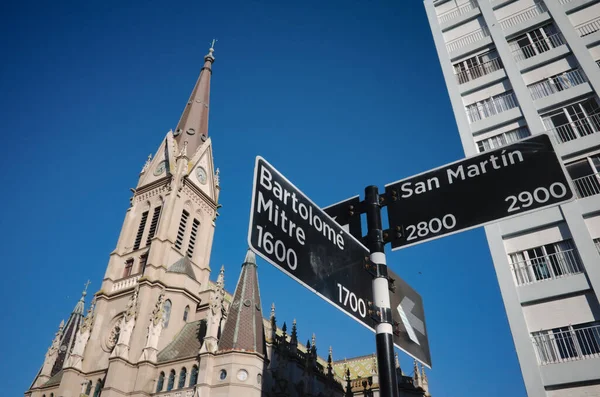 Arjantin 'in Mar del Plata kentindeki Bartolome Mitre ve San Martin caddelerinin kesiştiği yerde sokak isimleri yazan işaret direği. Arka planda Santos Pedro ve Cecilia Katedrali adı verilen Katedral Kilisesi.