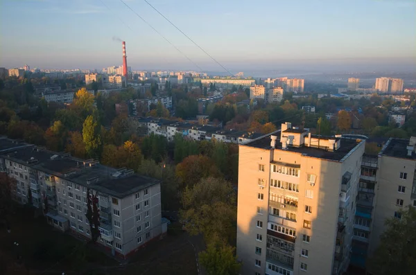Sabah güneş doğarken Belgorod şehri manzarası. Çok katlı apartmanlı bir yerleşim bölgesinin havadan manzarası. Belgorod, Rusya