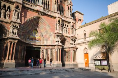 Cordoba, Arjantin - Ocak 2020: Iglesia de los Capuchinos katedralinin girişindeki büyük aile, Iglesia del Sagrado Corazon de Jesus olarak da bilinir. Kilisenin ön cephesinde aziz heykelleri var.