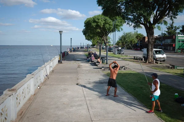 アルゼンチンのブエノスアイレス 2020年1月 Costanera Norteと呼ばれる堤防のリオデラプラタでロッド釣りをする漁師 男は水の中に閉じ込められた線を引く ウォーターフロントでのレジャー活動 — ストック写真