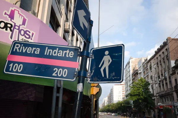 Córdoba Argentina Janeiro 2020 Signpost Com Nome Rua Seta Direção — Fotografia de Stock